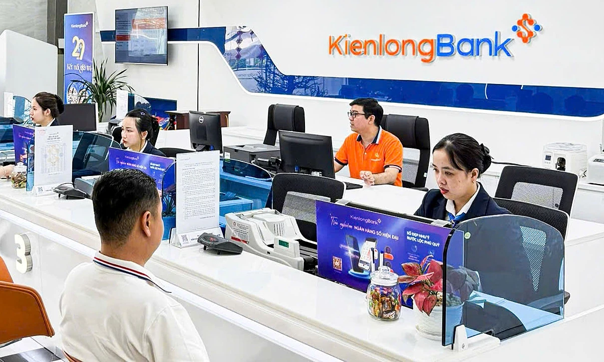Ảnh tư liệu: Khách hàng giao dịch tại quầy một chi nhánh KienlongBank