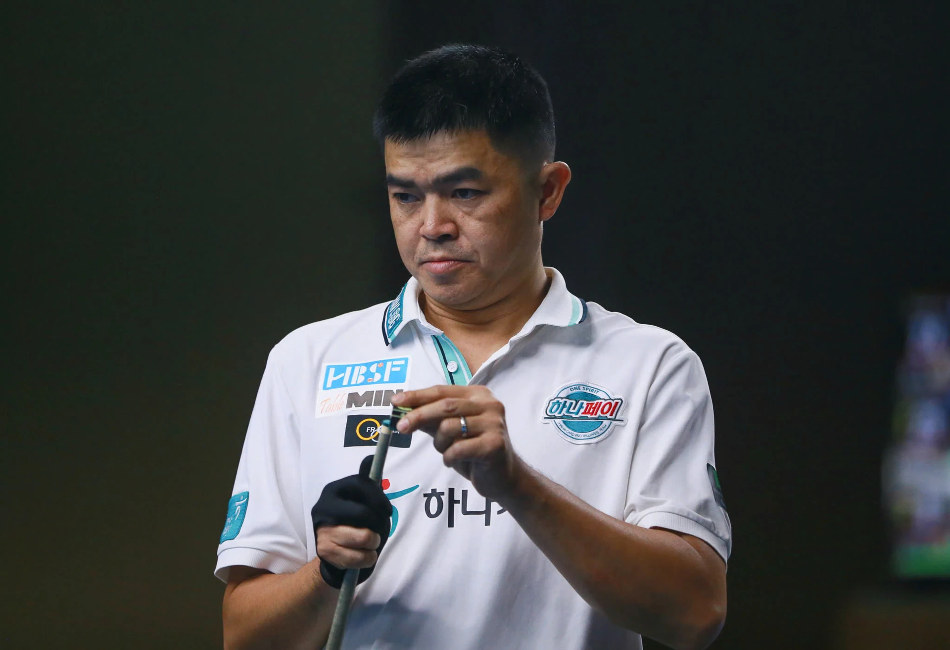 Nguyễn Quốc Nguyện in the photograph used by Thanh Niên for its report on two Vietnamese players reaching the PBA last 16.