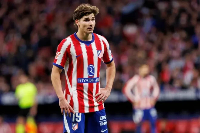 Julián Álvarez (số 19) trên sân trong màu áo Atletico Madrid