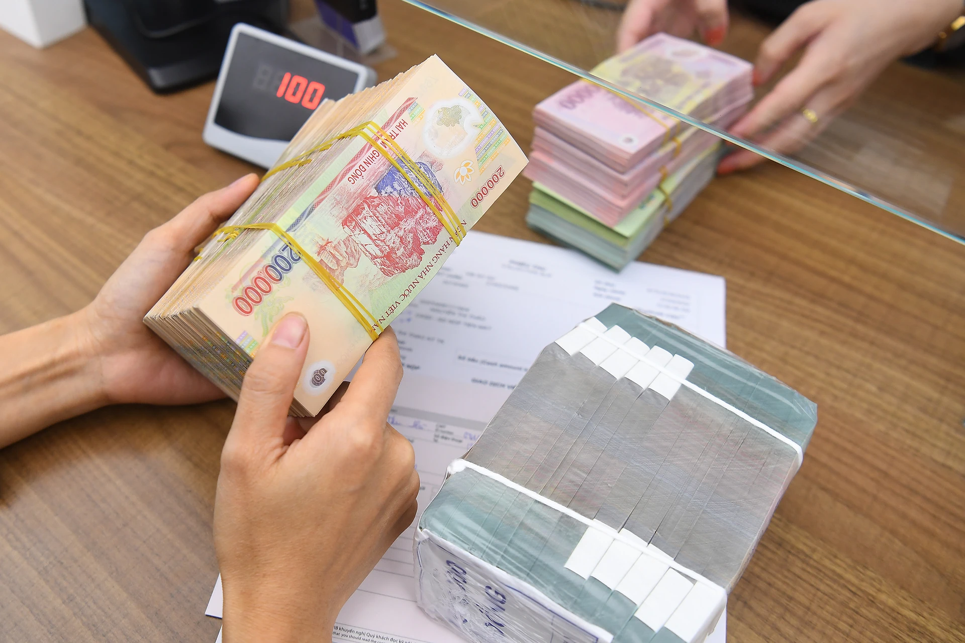 Giao dịch tiền mặt tại một ngân hàng.