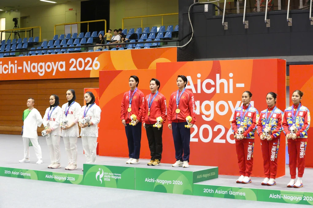Đội kata nữ Việt Nam trên bục nhận huy chương ASIAD ngày 22/9; ảnh tư liệu.