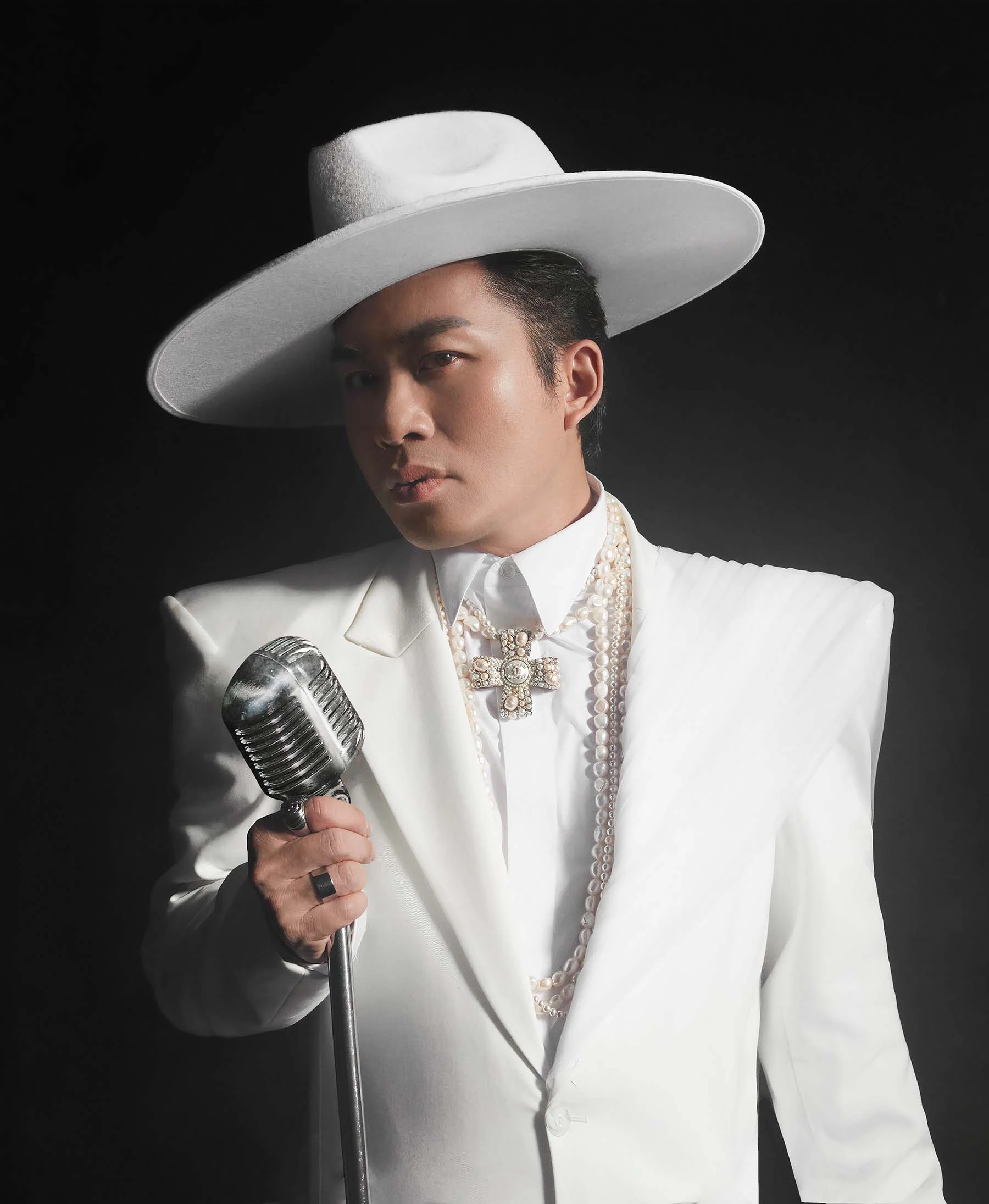 Ca sĩ Tùng Dương trong bộ ảnh mới.