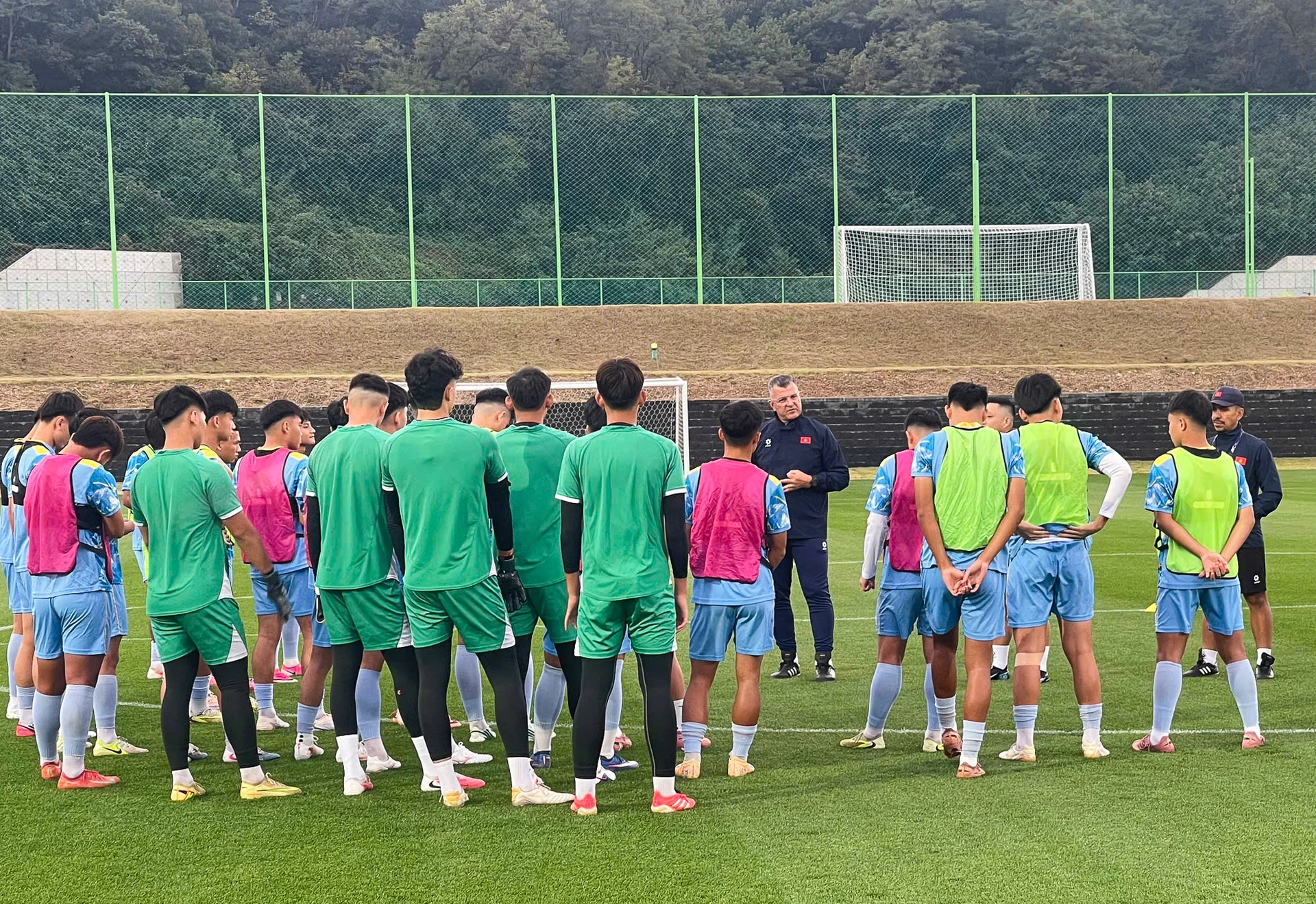 U17 Việt Nam trong buổi tập đầu tiên tại Hàn Quốc ngày 19-10-2026.