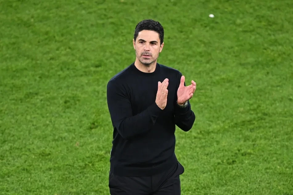 Mikel Arteta vỗ tay trong ảnh Arsenal dùng cho bài họp báo sau trận Lille.