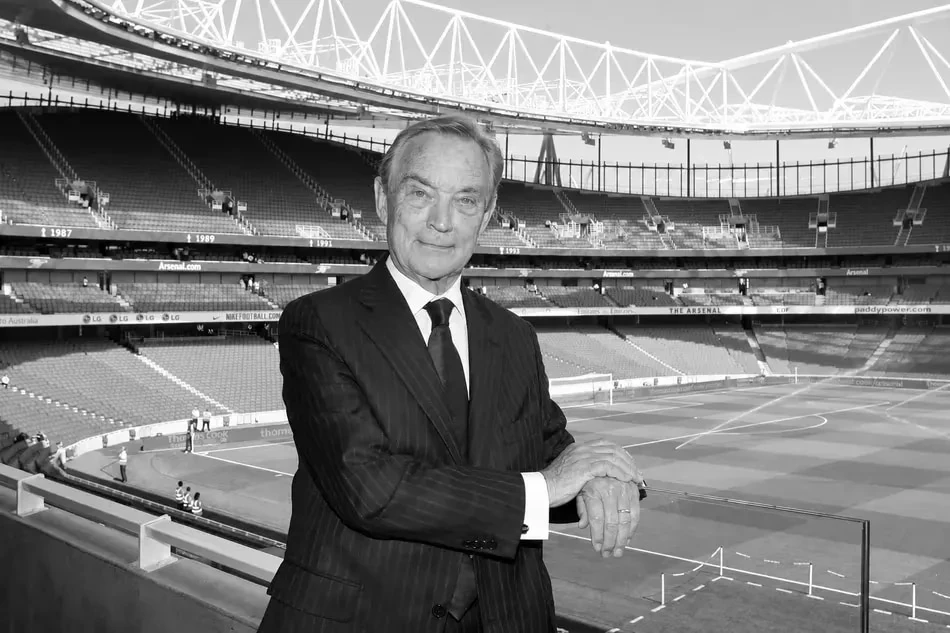 Ken Friar tại sân Arsenal trong ảnh tư liệu câu lạc bộ dùng cho cáo phó.