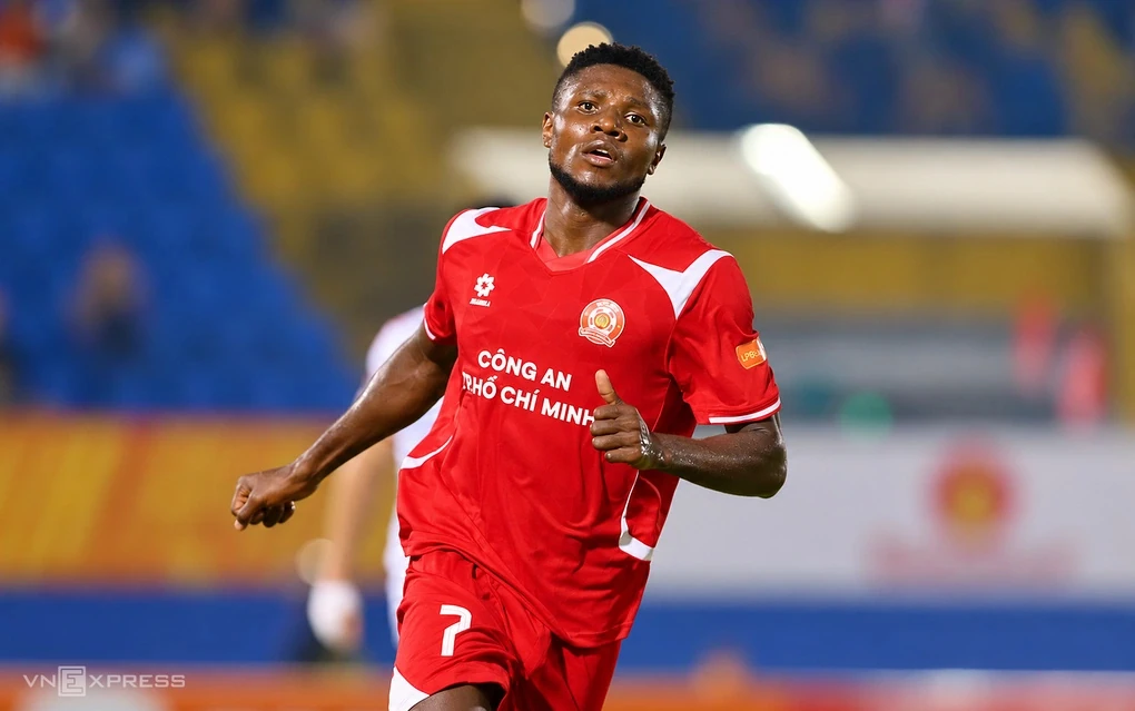 Olaha Mạnh Đức ăn mừng bàn thắng giúp CA TP HCM thắng Thể Công 1-0 ngày 19-10.
