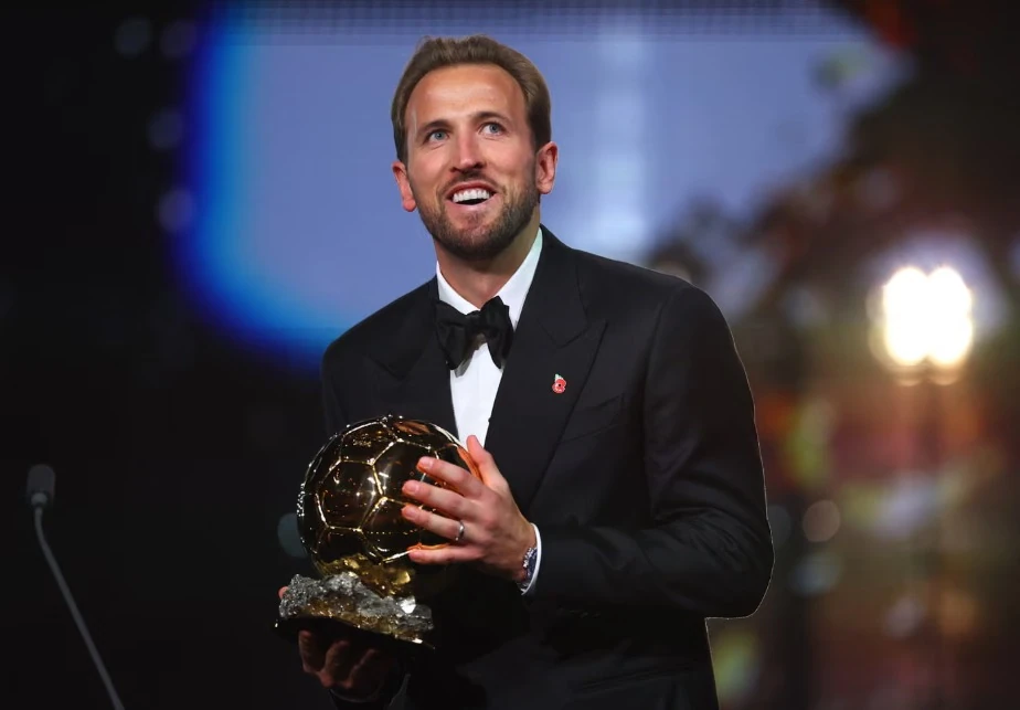 Harry Kane cầm chiếc Quả bóng vàng trên sân khấu lễ trao giải năm 2026.