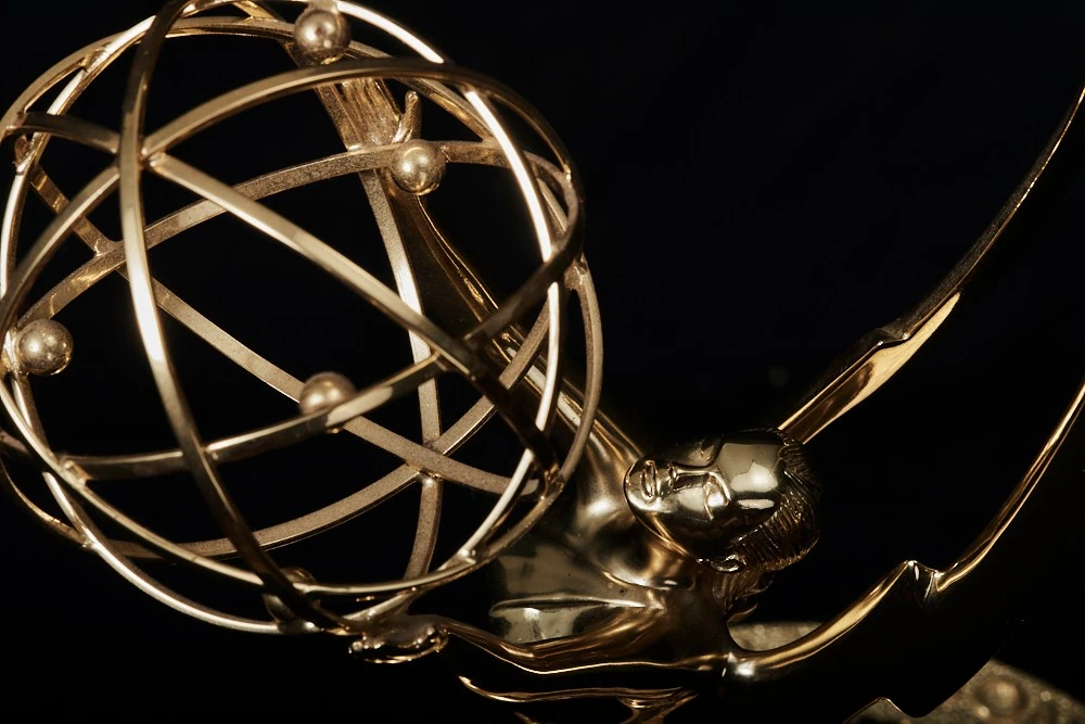 Cận cảnh tượng giải Emmy màu vàng trên nền đen.